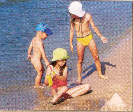 Kolobrzeg Spielende Kinder am Strand - Kurreisen Polen